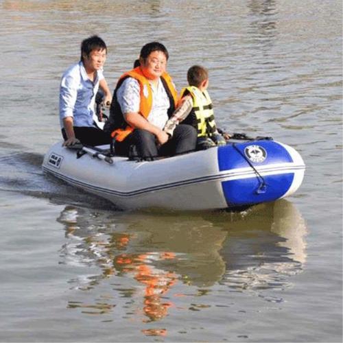 黔东南景区游玩漂流船